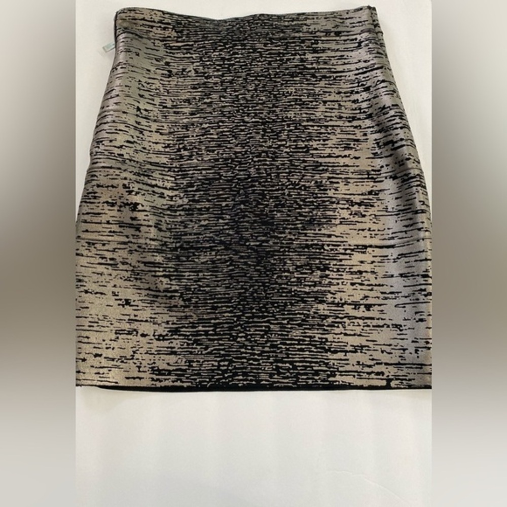 Michael Kors Skirt Size 2 Fitted Zips Up On Side Black/Silver in EUC